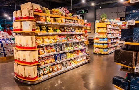超市大卖场物品零食货架陈列内景摄影图配图高清摄影大图-千库网