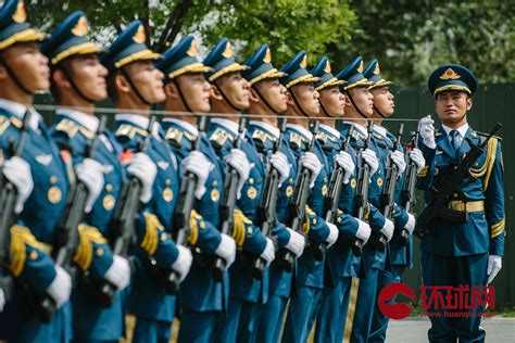 新中国70周年大阅兵，武警部队方队稳步走来，英姿飒爽整齐划一！_新浪新闻