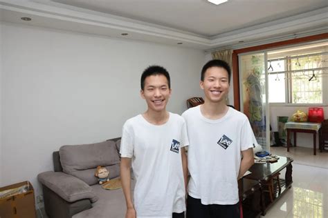 广西双胞胎兄弟同时考上清华大学 查分数时发现神奇一幕（图）