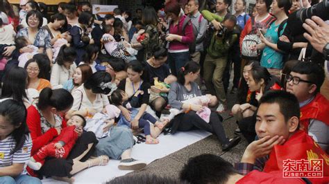 上百名福州母乳妈妈于三坊七巷举行第三届“哺乳快闪”-社会民生- 东南网