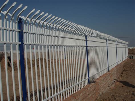 锌钢围栏也称为锌钢护栏、小区护栏、小区围栏、公园围栏、庭院围栏