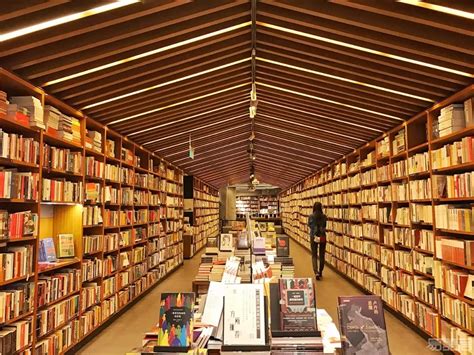 深耕校园文化的书店设计_书店设计，打破传统，演绎空间价值