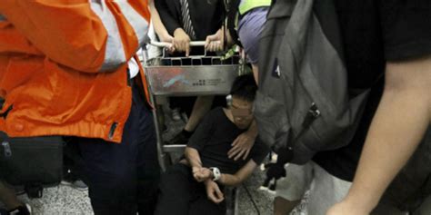内地记者遭示威者禁锢殴打 议员：香港最黑暗一天_手机新浪网