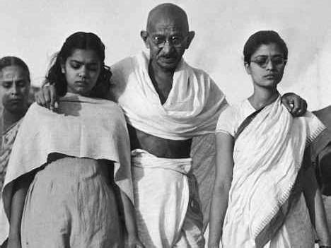 印度“国父”甘地长期与裸女洗澡同睡却坐怀不乱|甘地|印度|裸女_新浪新闻