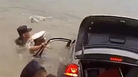 轿车失控冲进河中，附近群众跳水救人_凤凰网视频_凤凰网