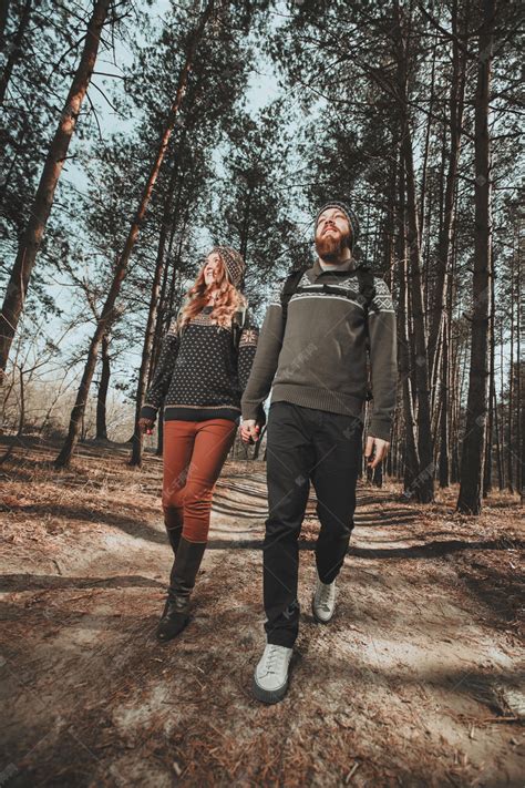 对夫妇的徒步旅行者在树林里散步高清摄影大图-千库网