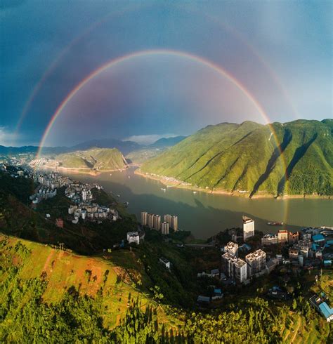重庆巫山：雨后现彩虹 美轮美奂