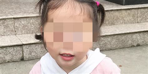 【暖心】五岁女童街头迷路，上冈民警及时帮助找到家人_孩子