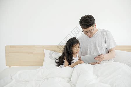 快乐的父亲和女儿拥抱看着身边在家高清图片下载-正版图片502704906-摄图网