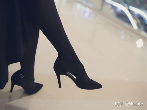 黑色丝袜搭配高跟鞋，适合春季的穿搭，也展现出时尚的风格