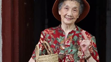 看了日本“银发奶奶”的穿搭，才懂：女人直面衰老，比装嫩更高级__财经头条
