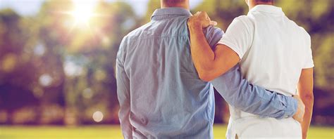 人,同婚姻,爱情的亲密的快乐男夫妇朋友背后拥抱自然的户外背景高清图片下载-正版图片300606343-摄图网