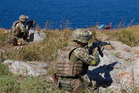 反转！乌总统宣布蛇岛13勇士牺牲，俄军发视频：蛇岛82人投降