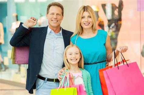 快乐的轻家庭购物中心带着购物袋高清图片下载-正版图片300546005-摄图网