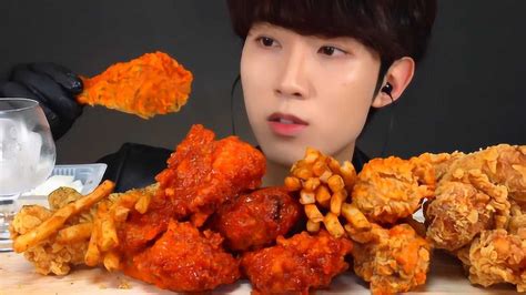 韩国吃播帅小哥，尝试四种口味的脆炸鸡，那清脆的声音悦耳动听！