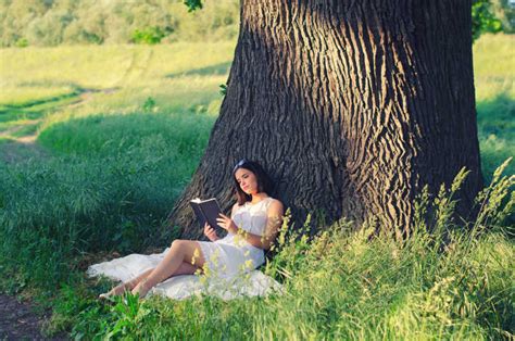 大树下看书的女孩素材图片免费下载-千库网