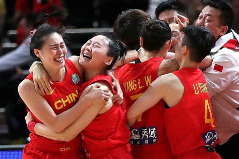 女篮世界杯 | 遇强更强！顶住东道主绝命反击，中国队时隔28年再登世界杯决赛舞台