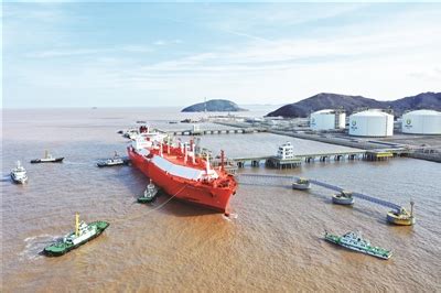 浙江舟山：超大型LNG轮靠泊舟山新奥码头-人民图片网