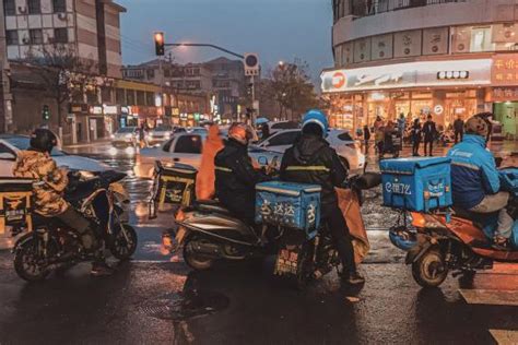 非常时期的武汉日常：见面最多的是骑手 街头没有行人_凤凰网