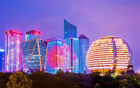 甘肃省庆阳市西峰区最繁华的地段，夜晚亮化效果超好的东东丽景茂