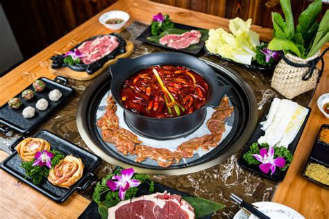 合桌季鲜牛涮烤餐厅宝龙店开业 为食客礼献涮+烤美味佳肴