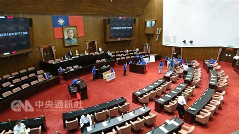 台湾：国民党占立法院主席台 杯葛林全首次施政报告