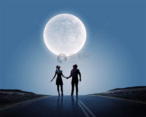 浪漫的站月光下的轻浪漫夫妇的剪影高清图片下载-正版图片300476645-摄图网