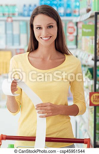 Mujer feliz con recibo de supermercado. Una joven mujer sonriente ...