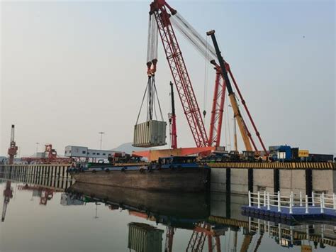 东平港圆满完成首次大型装备装船任务 - 一线动态 - 山东海洋集团有限公司