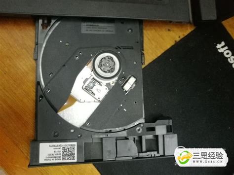 台式电脑机箱里的DVD光驱怎么打开？