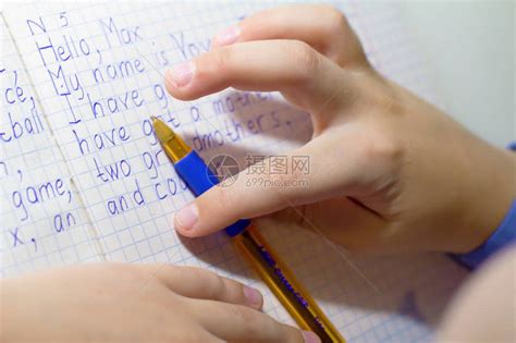 男孩手的特写镜头用铅笔在传统的白色记事本纸上手写英文单词男高清图片下载-正版图片502800749-摄图网