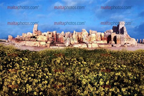 The entrance to the megalithic temple, Hagar Qim Stock Photo - Alamy