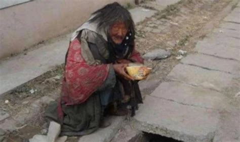 乞丐们坐在街边写着无家可归的讯息高清图片下载-正版图片504548996-摄图网