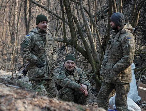 乌克兰军队俄乌边境搞军演 波罗申科现场观摩_凤凰网