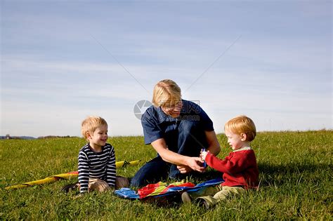 两个男孩和父亲放在一起放风筝高清图片下载-正版图片501446805-摄图网