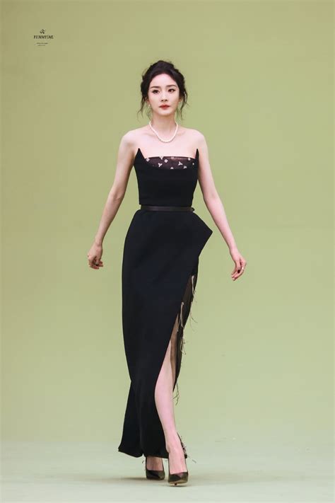 杨幂 一身黑色抹胸高开叉长裙搭配盘发造型，完美拿捏女神气质