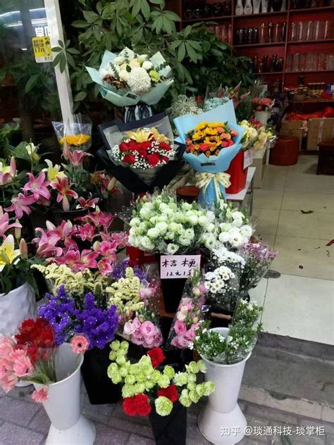 鲜花店美女销售员手拿花束高清图片下载-正版图片501795768-摄图网