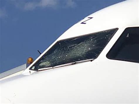美国一飞机挡风玻璃高空破裂 紧急中途降落_民航_资讯_航空圈