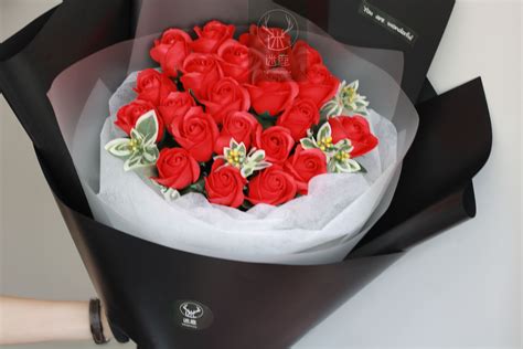 情人节那天和一束玫瑰花的礼物。手工制作高清摄影大图-千库网