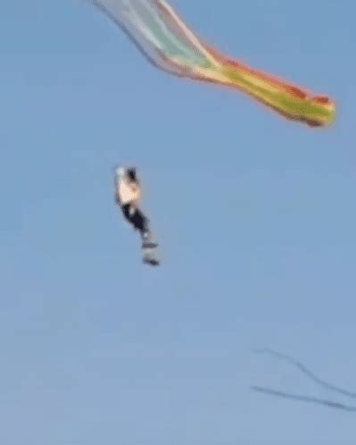 惊险！男子放巨型风筝反被带上天！_手机新浪网