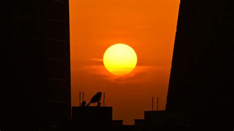 夕阳西下 北京落日余晖为天空增色-天气图集-中国天气网