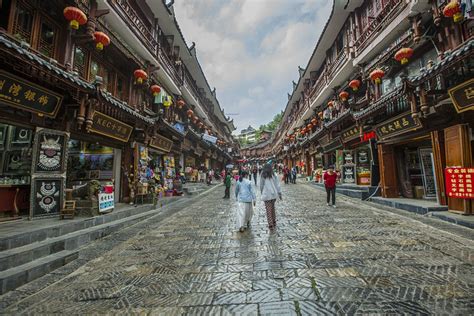 2024黔南，最著名的少数民族地区之一，都匀就是一座历史悠久风景秀丽的小城！依然用传统的手工制作这些复杂饰品_石板古街-评论-去哪儿攻略