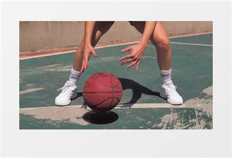 打篮球的女孩实拍视频素材下载_mp4格式_熊猫办公