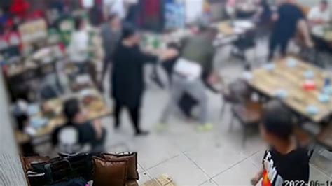 唐山警方通报烧烤店打人事件嫌疑人已被锁定，正全力抓捕_腾讯视频
