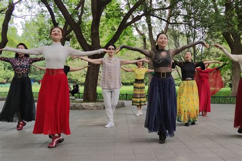 广场舞《卓玛》好听的歌曲伴着两位美女老师的舞蹈，翩翩起舞_凤凰网视频_凤凰网
