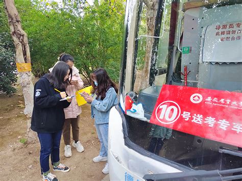 安徽毛坦厂中学万人雨中送考，首辆送考大巴车牌号“91666”_凤凰网