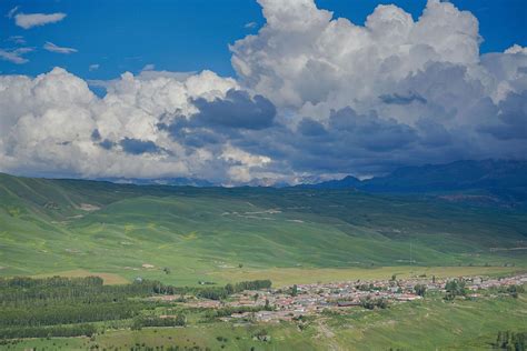 新疆伊犁恰西草原风光摄影图配图高清摄影大图-千库网