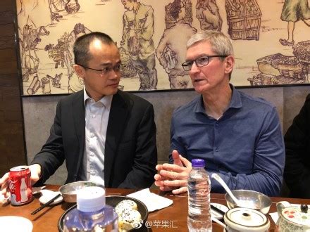 尴尬！苹果CEO库克现身中国，粉丝用华为合照……|苹果CEO|库克|捐赠_新浪新闻