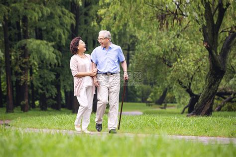 老年夫妇早晨户外散步高清图片下载-正版图片501408186-摄图网