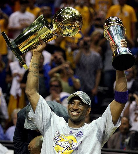 2003年NBA全明星赛：科比当选票王，加内特最高分获MVP奖杯 - 球迷屋
